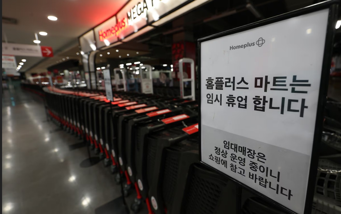 과자 사러 홈플러스 갔더니... 진열대 텅 비고 임시 휴업 안내문만 덩그러니