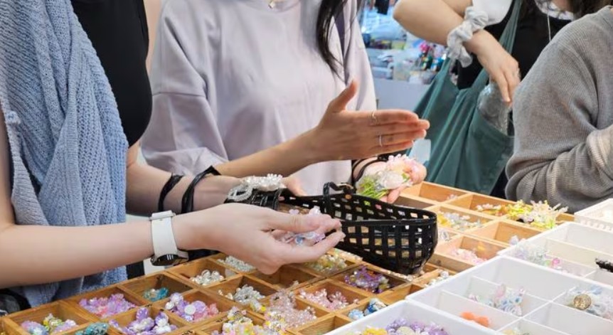 키꾸, 볼꾸, 신꾸… 꾸미기 열풍에 붐비는 동대문 파츠 상가!